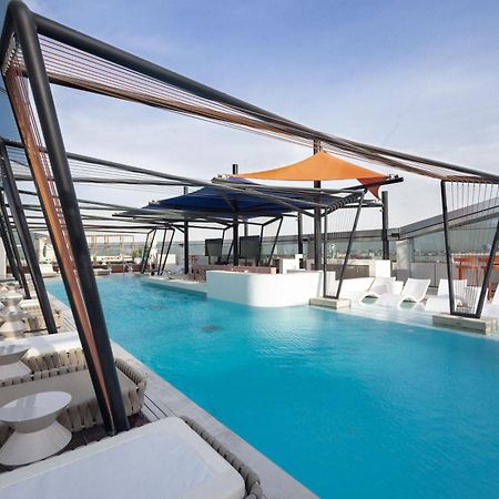 So/ Uptown Dubai Hotel Luaran gambar The rooftop pool at the hotel