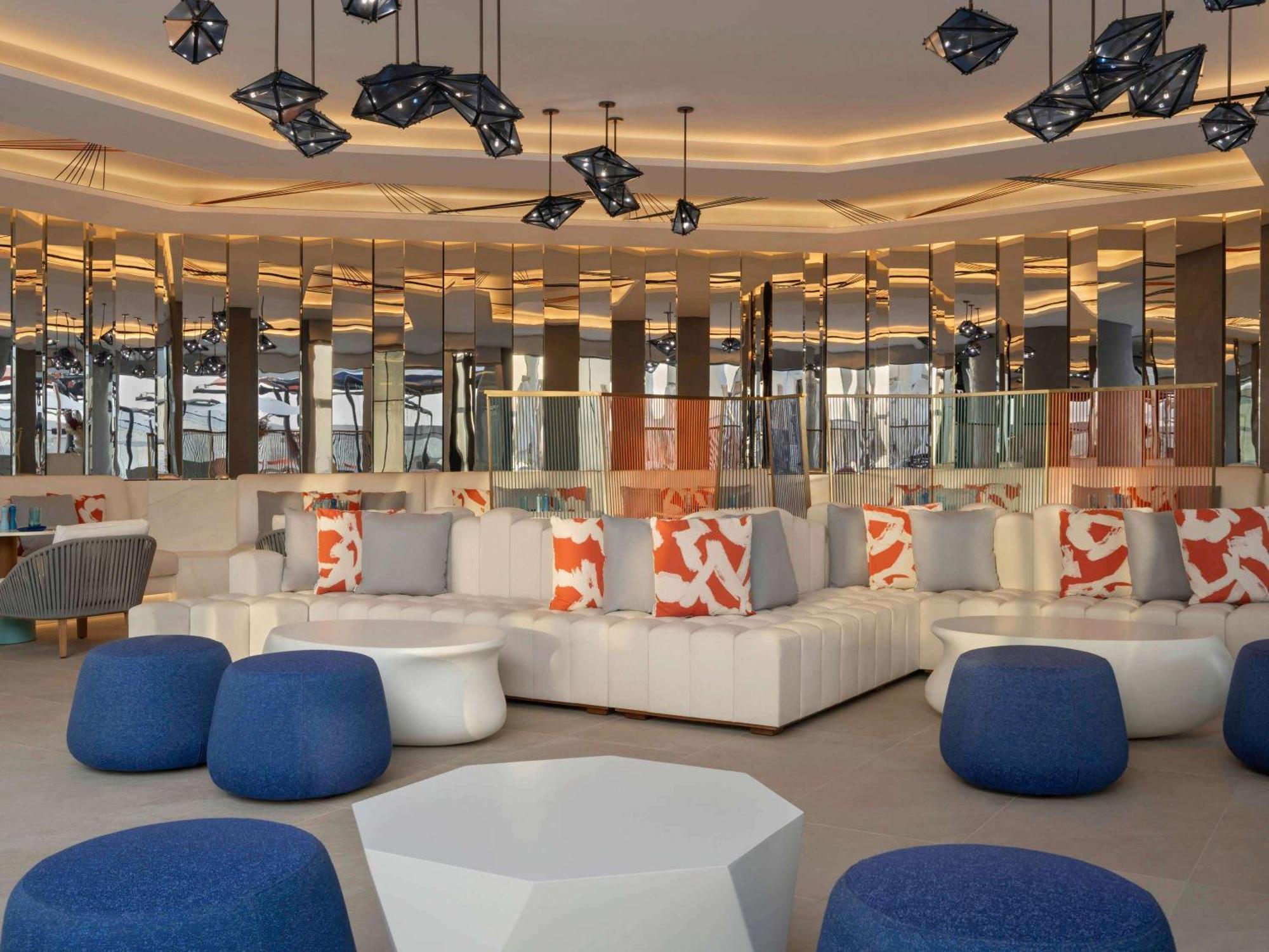So/ Uptown Dubai Hotel Luaran gambar The lounge at the airport