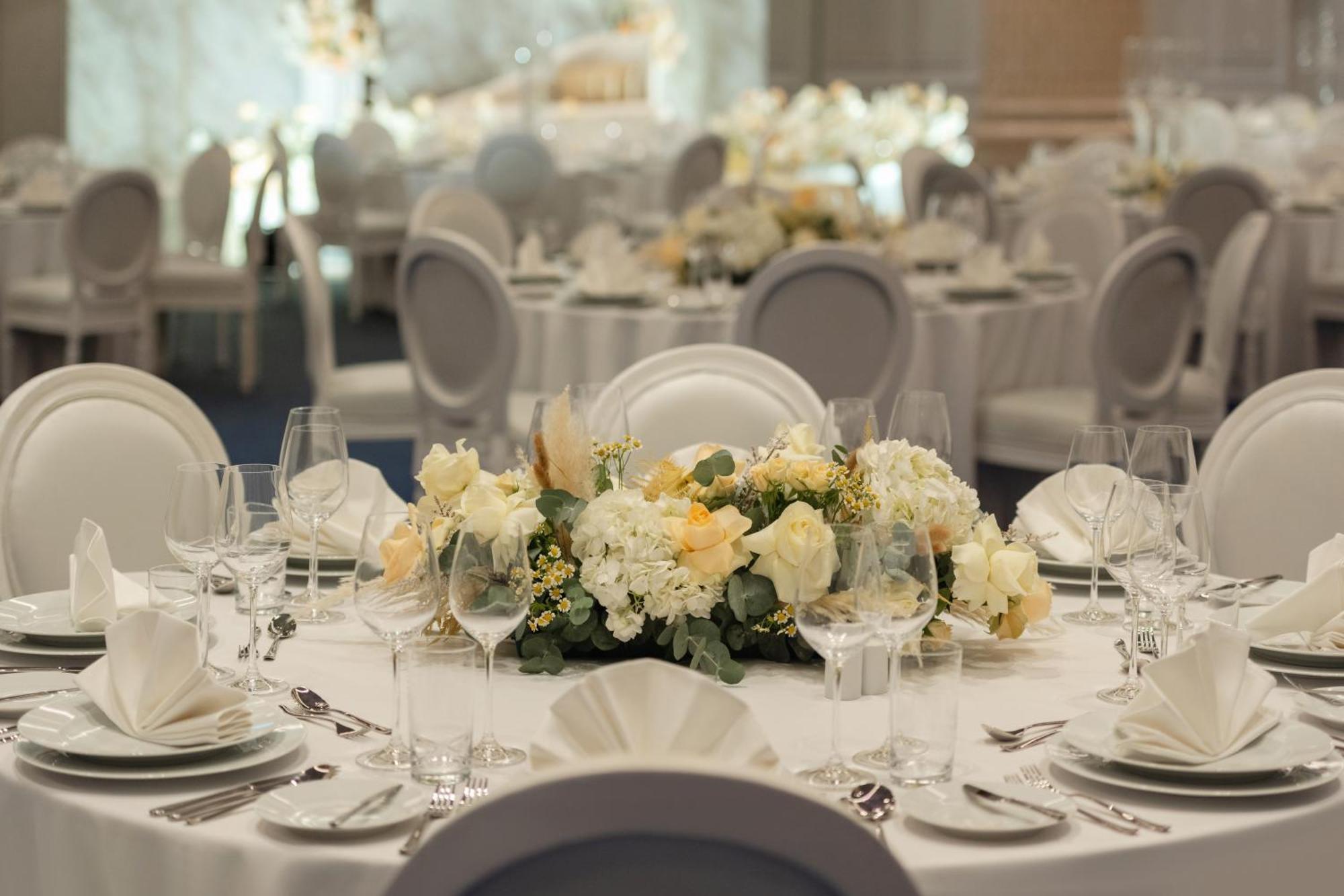 So/ Uptown Dubai Hotel Luaran gambar A table set for a formal dinner